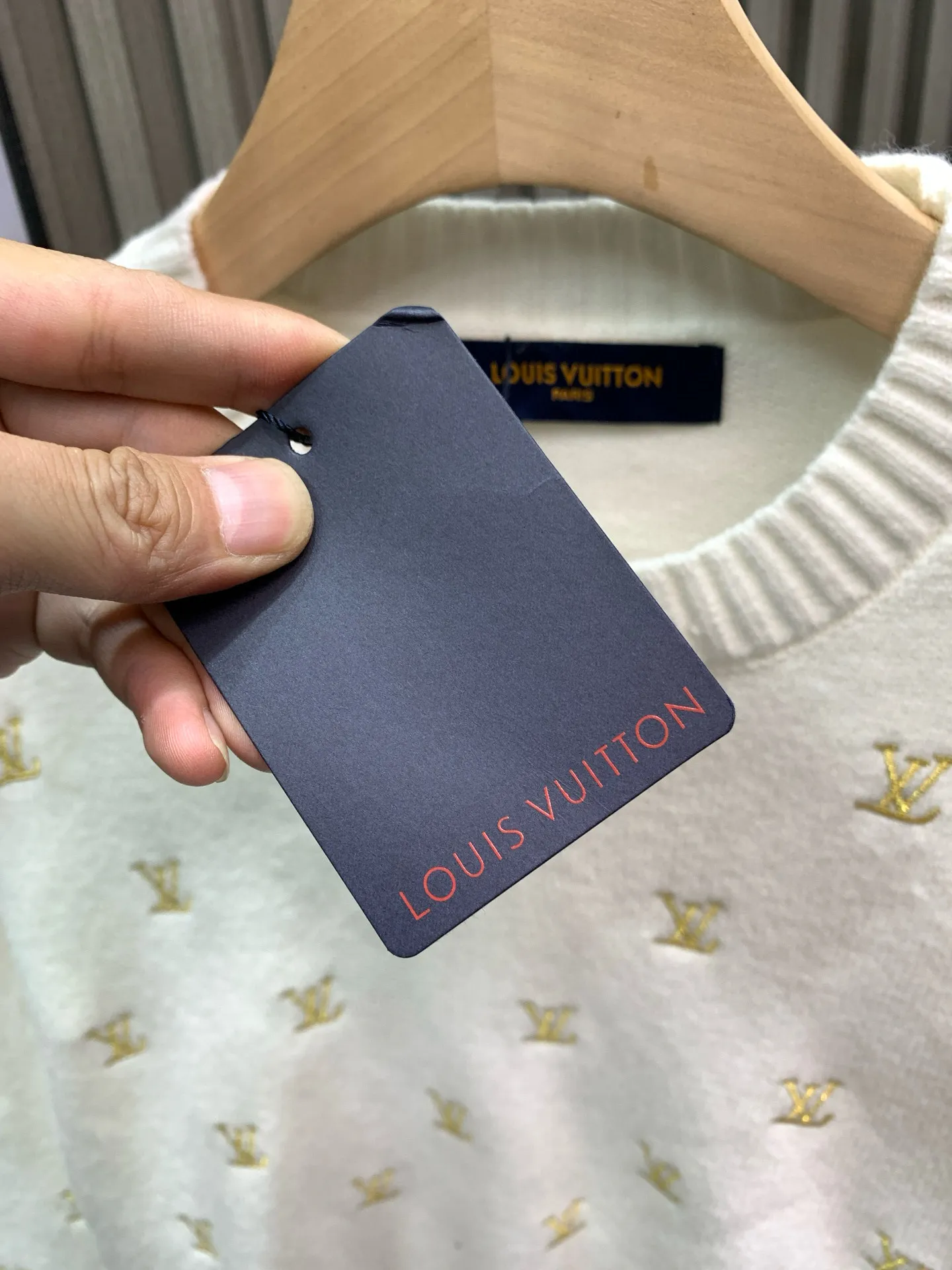 🅿️370 🀄️ Louis Vuitton Louis Vuitton 1*v full logo small embroidered round neck sweater. Originally purchased after 15,000. Fei Dong co-branded series. Fixed color and dyed sheep wool material. 7S special custom-woven and dyed yarn. Hanging wool tissue woven piece. Made of sheep wool material knitted piece. The texture of the fabric is clear and rich. The whole piece is made with full embroidery technology. There are about 168 small embroideries. The embroidery uses fixed-dyed matte embroidery thread on the board and the stitch embroidery process. The pattern is embroidered with thousands of Tajima machine needles. The fine stitching method is dense and ultra-high density without revealing white. The pattern is clear and the lines and three-dimensional sense are strong to enrich the overall picture space. Special cotton wool material is washed and treated. The elastic fiber of sheep wool gives the fabric a high degree of resilience, allowing the clothes to maintain a lasting freshness and durability. Due to its fiber structure and special scale structure, sheep wool also has excellent warmth retention properties and anti-wrinkle properties. Keeps you warm and looks stylish